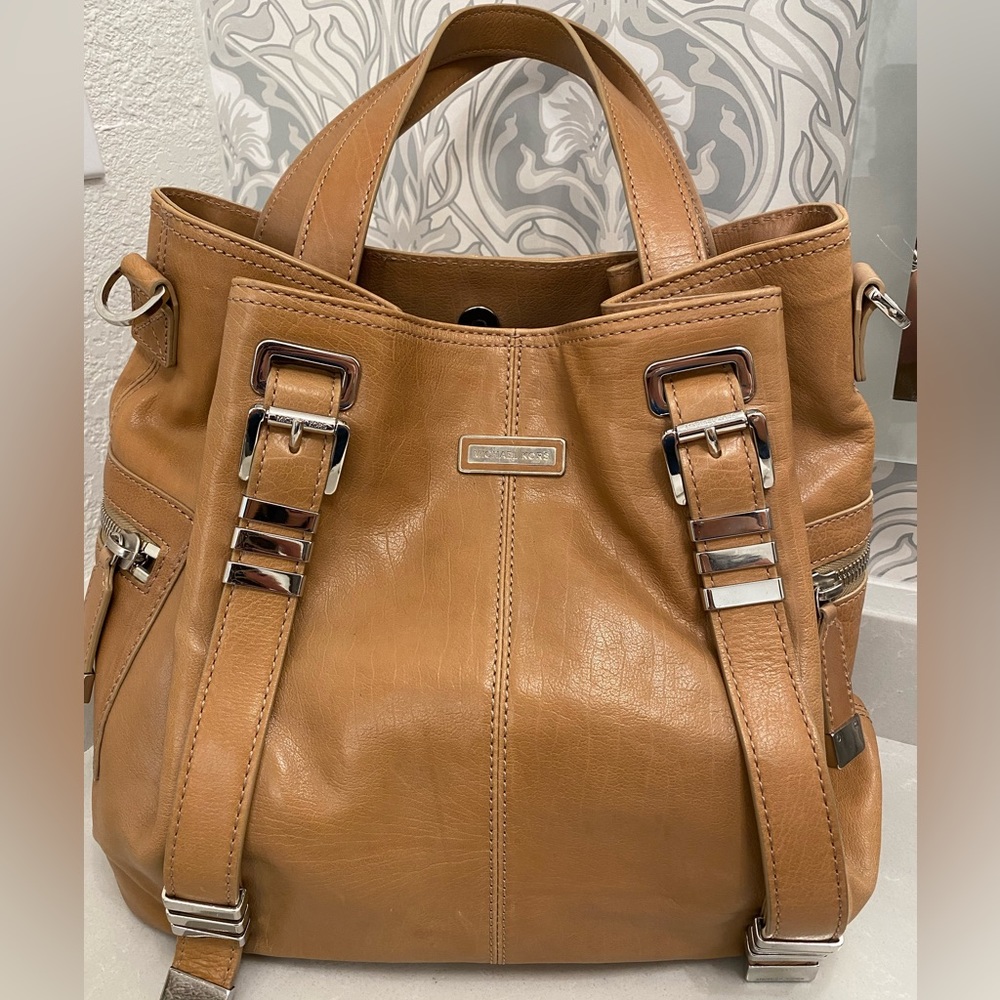 MICHAEL KORS MK LEATHER
SHOUDER BAG